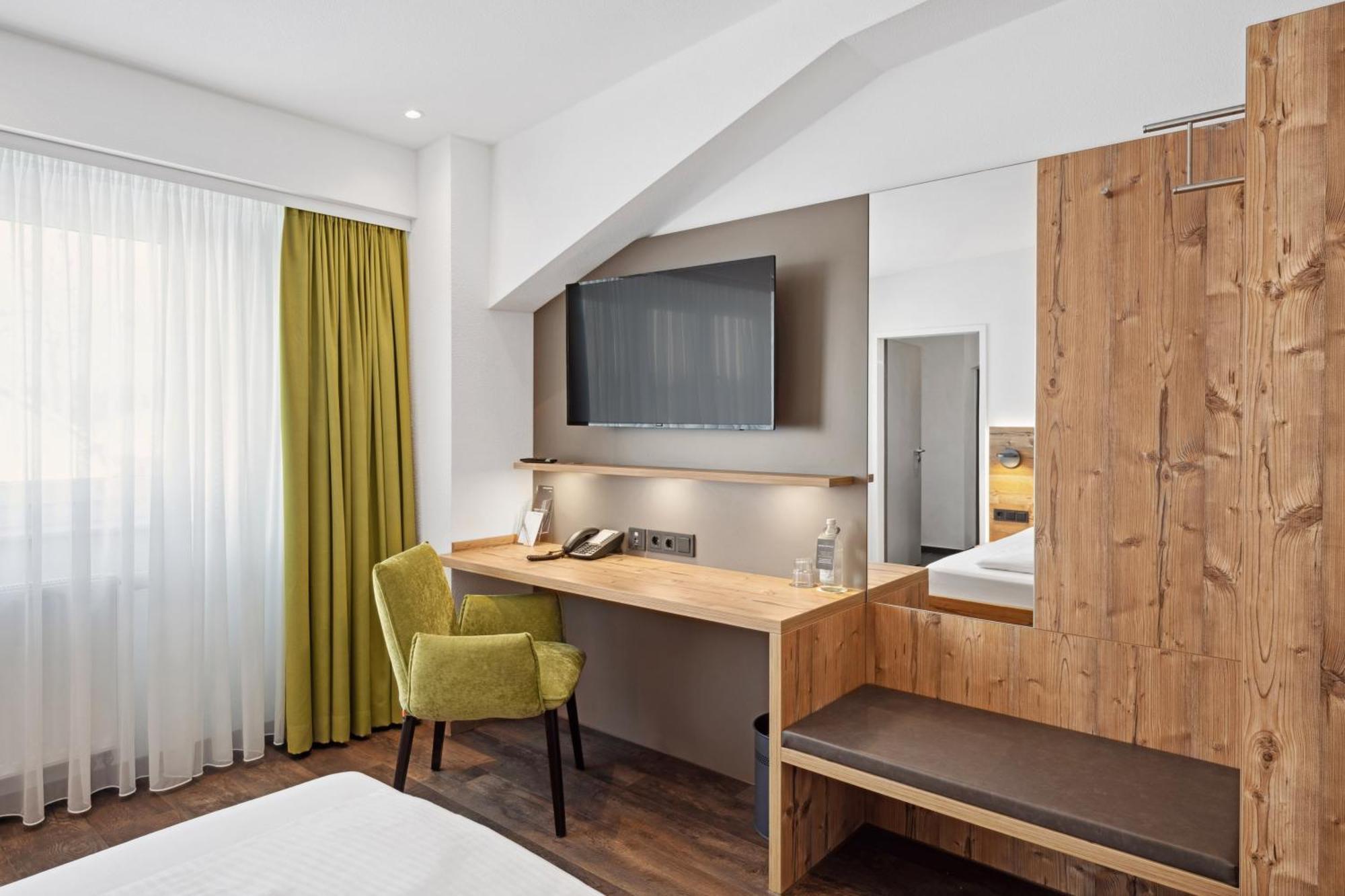 Hotel Zeppelin เลาพ์ไฮม์ ภายนอก รูปภาพ