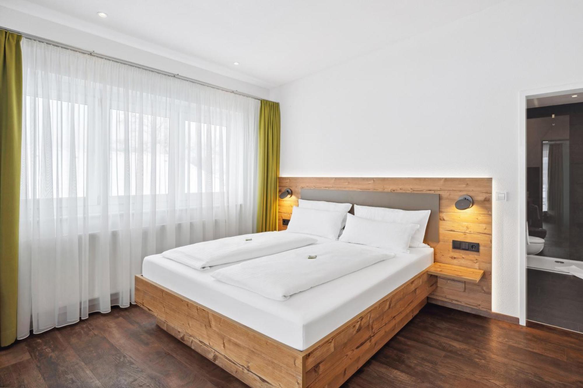 Hotel Zeppelin เลาพ์ไฮม์ ภายนอก รูปภาพ