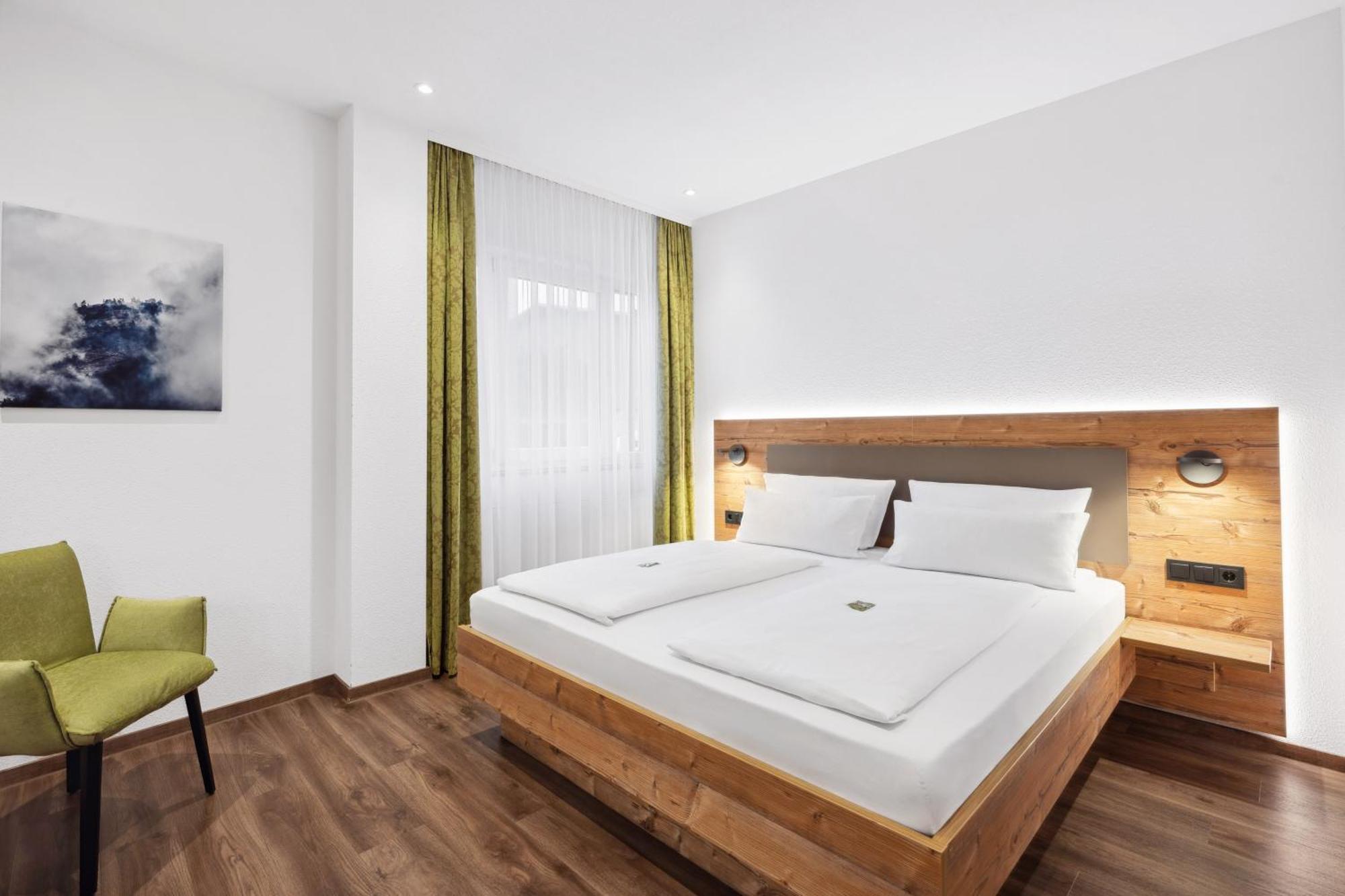 Hotel Zeppelin เลาพ์ไฮม์ ภายนอก รูปภาพ