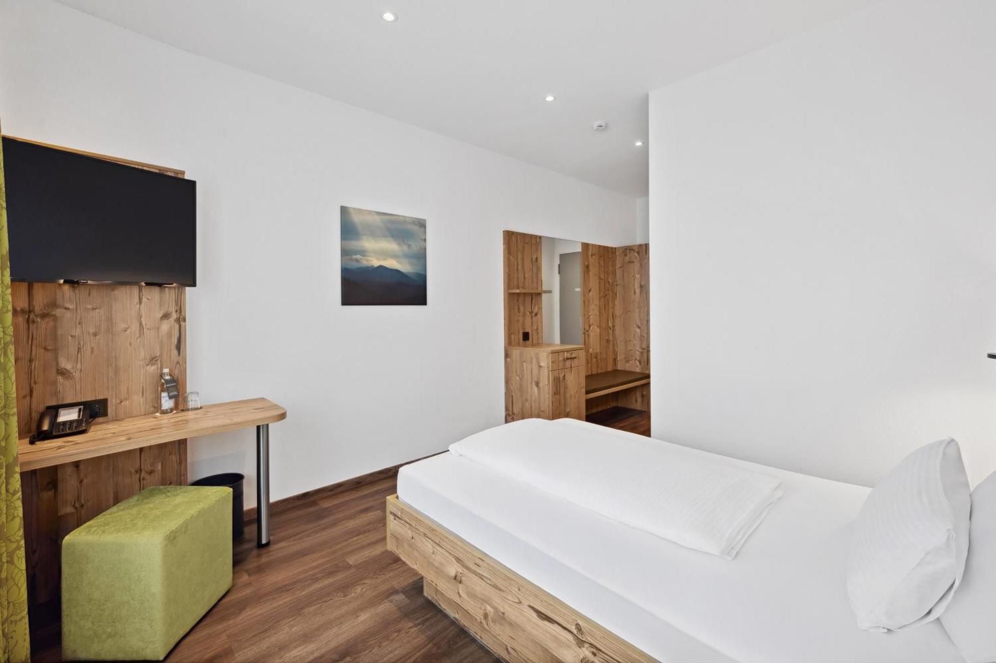 Hotel Zeppelin เลาพ์ไฮม์ ภายนอก รูปภาพ