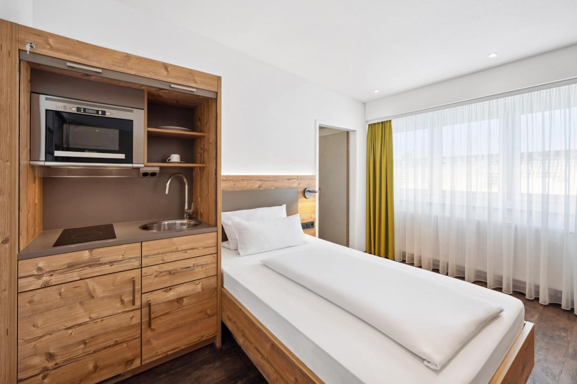 Hotel Zeppelin เลาพ์ไฮม์ ภายนอก รูปภาพ