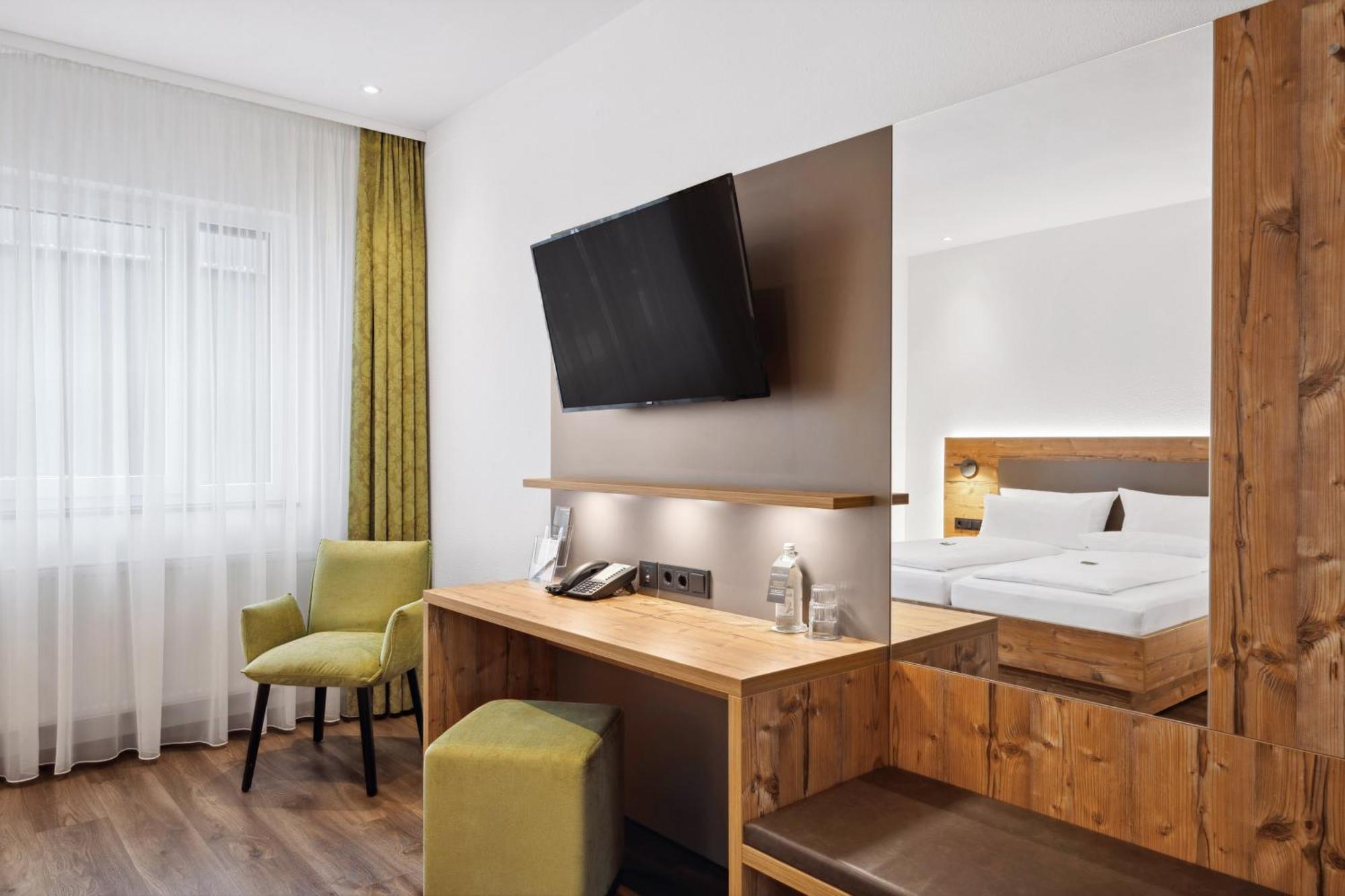 Hotel Zeppelin เลาพ์ไฮม์ ภายนอก รูปภาพ
