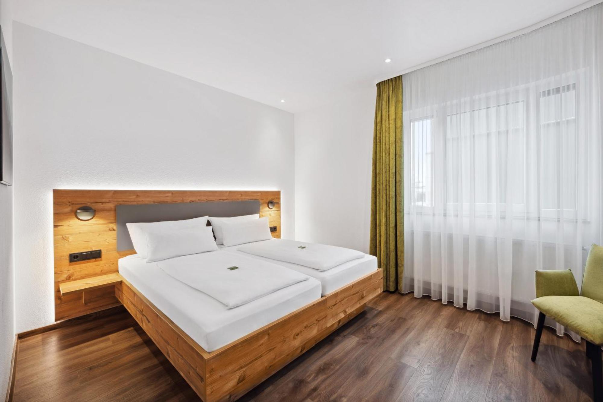Hotel Zeppelin เลาพ์ไฮม์ ภายนอก รูปภาพ