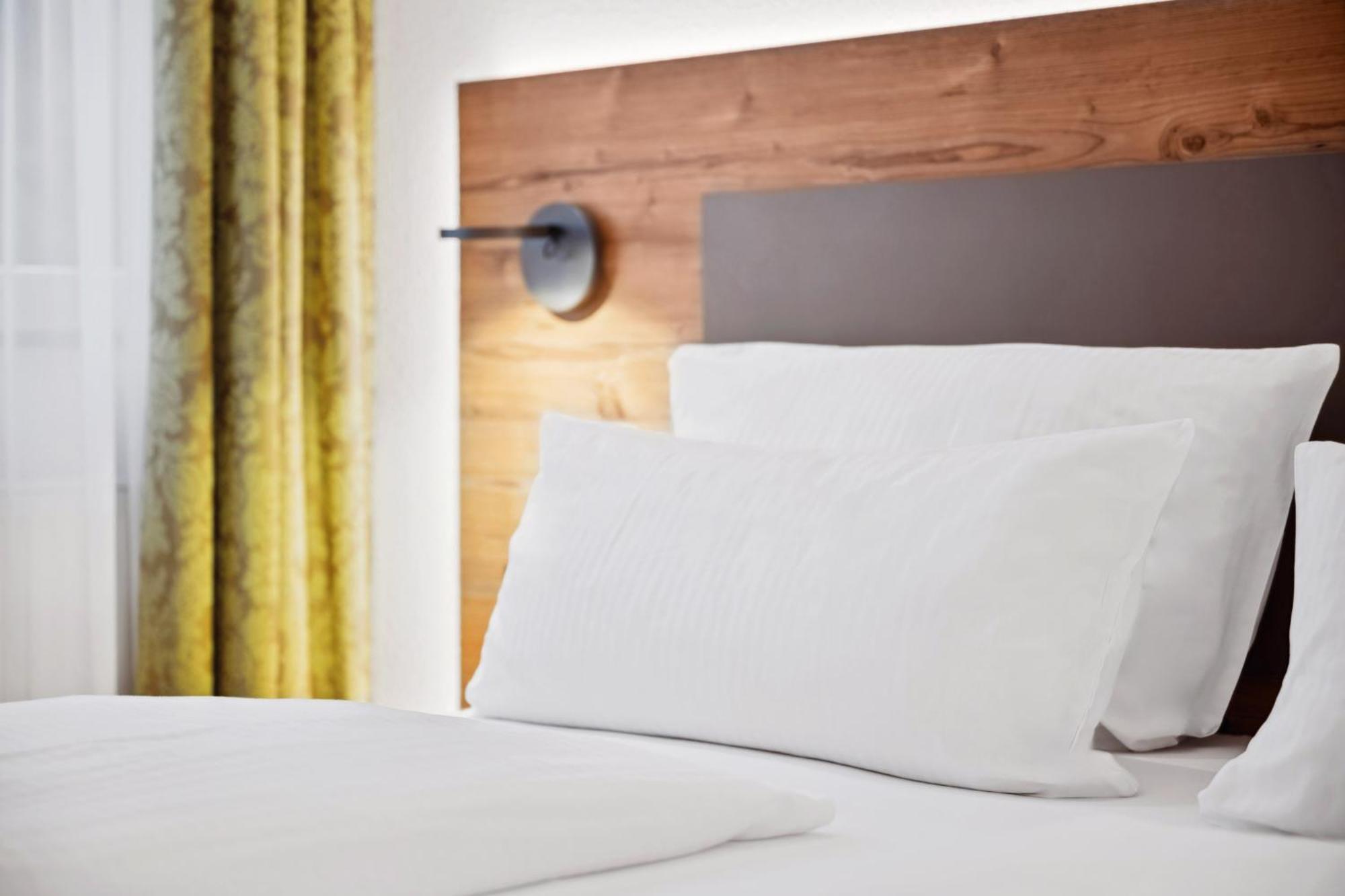 Hotel Zeppelin เลาพ์ไฮม์ ภายนอก รูปภาพ