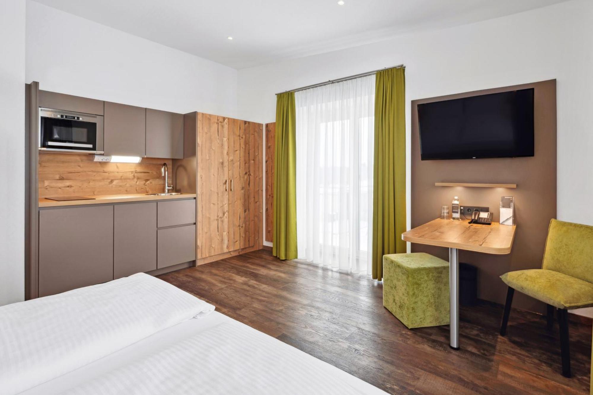 Hotel Zeppelin เลาพ์ไฮม์ ภายนอก รูปภาพ
